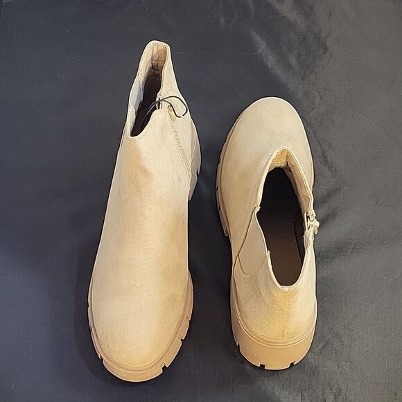 BRAND NEW MADDEN NYC WOMEN'S CHELSEA CHUNKY HEEL SUEDE BOOTIE - Picture 5 of 14